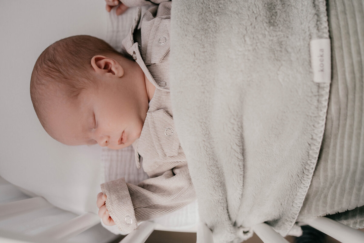 Newbornshoot door Leukfotografie in Amsterdam, Zaandam, Landsmeer, Oostzaan en Purmerend – zachte, liefdevolle babyfoto’s-102