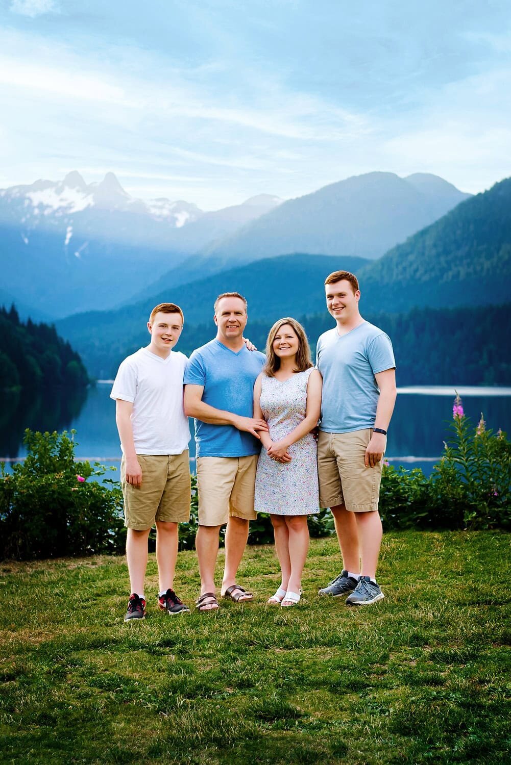 outdoor-family-photography_vancouver-fraser-valley_cleveland-dam_family-mountains-lake