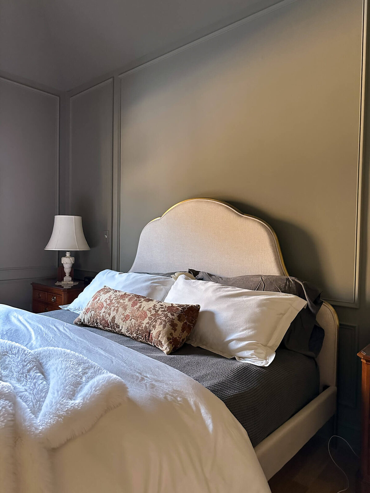 moody-primary-bedroom-bedding