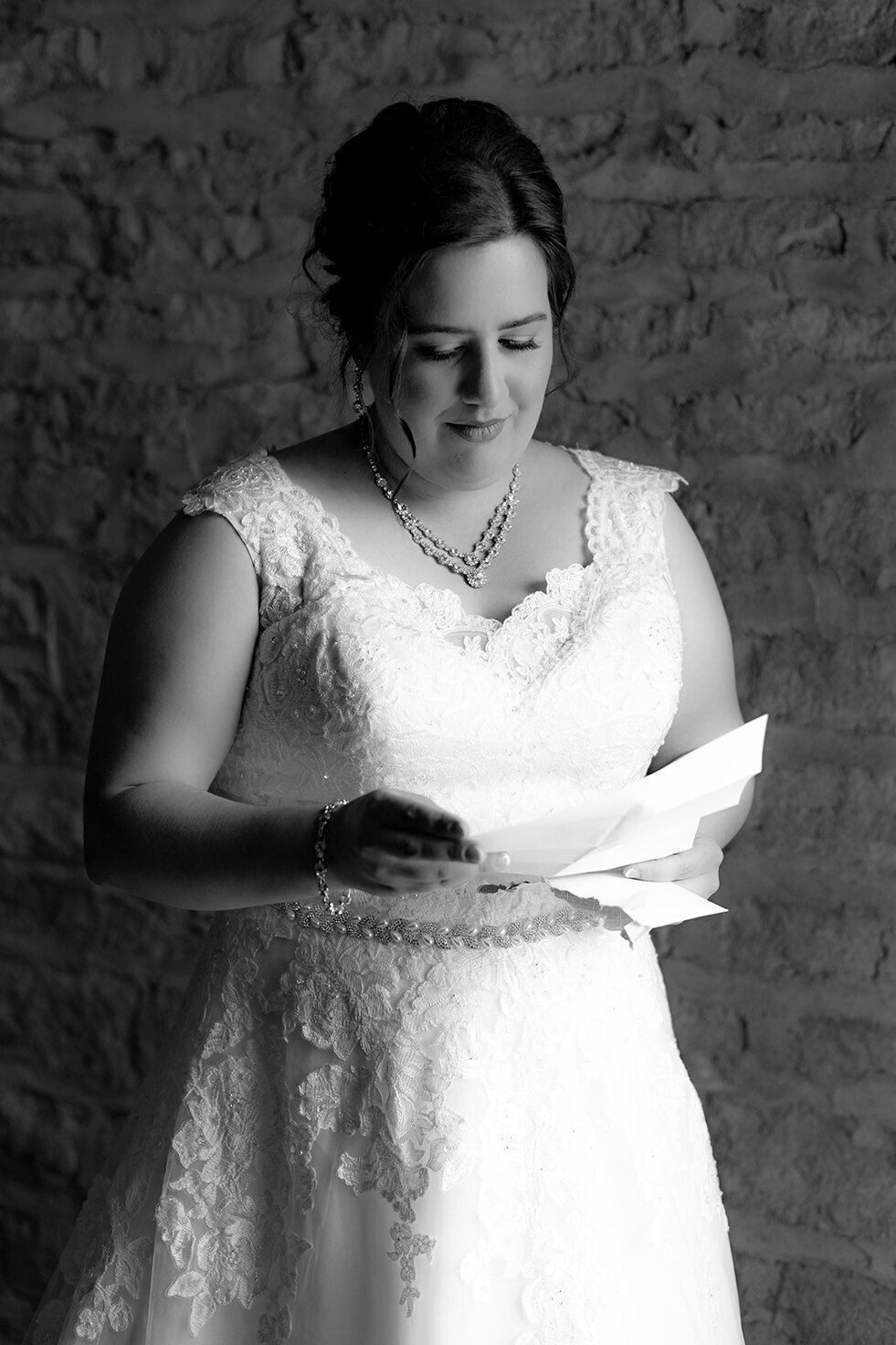 emotional-bride-portrait-reading-letter-from-groom
