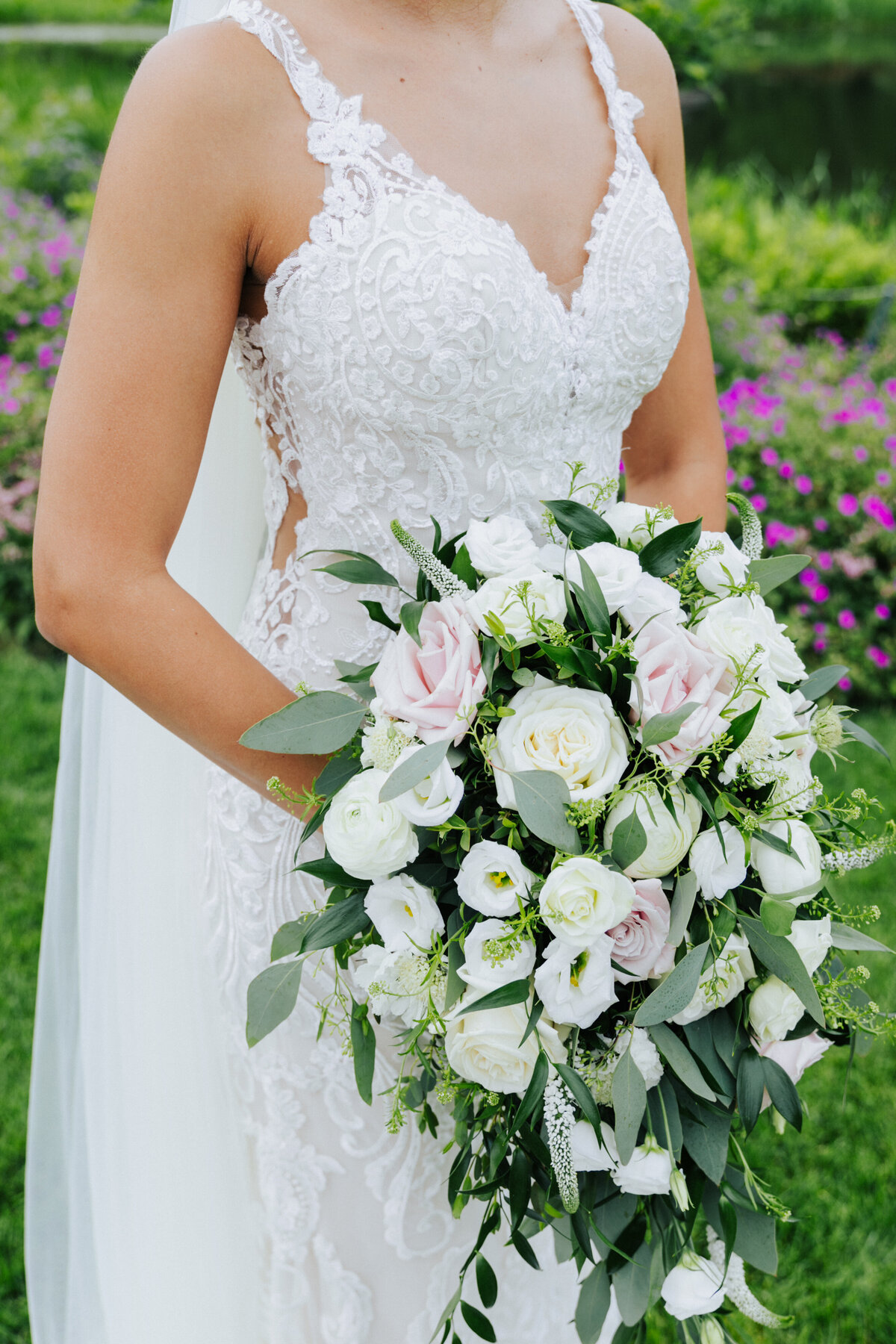bride-holding-her-flowers