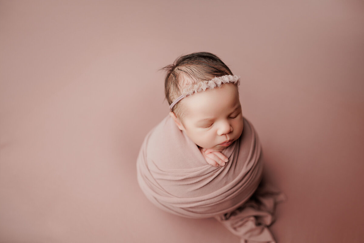 best Cave Springs newborn photographer, baby portrait studio near me Bentonville AR, newborn photography packages
