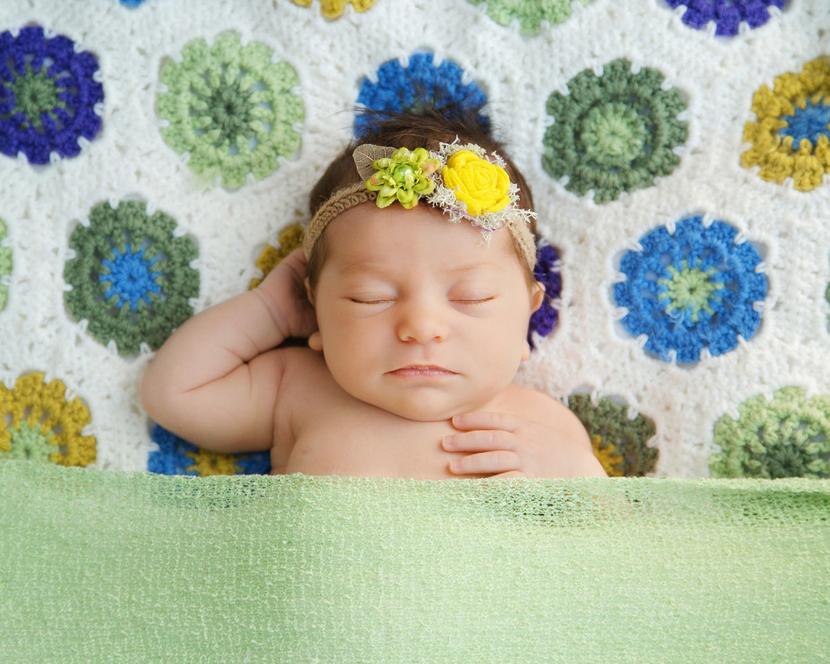 newborn in flowers285