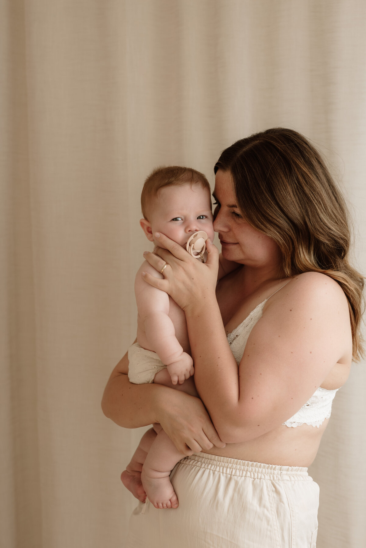 newborn fotograaf - gezinsfotograaf - zwangerschapsfotografie - videograaf - Sint-Niklaas - Pictures by Jess - Mama en baby shoot - borstvoeding