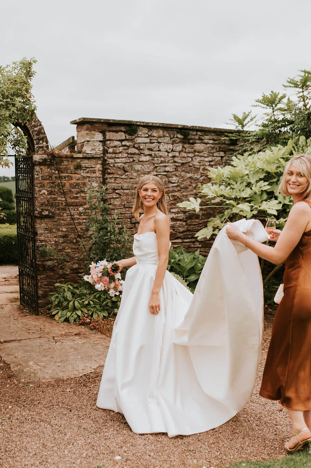 Issy-and-Bella-Floral-Design-Wedding-Florist-Herefordshire-Broadfield-Court-j&N85
