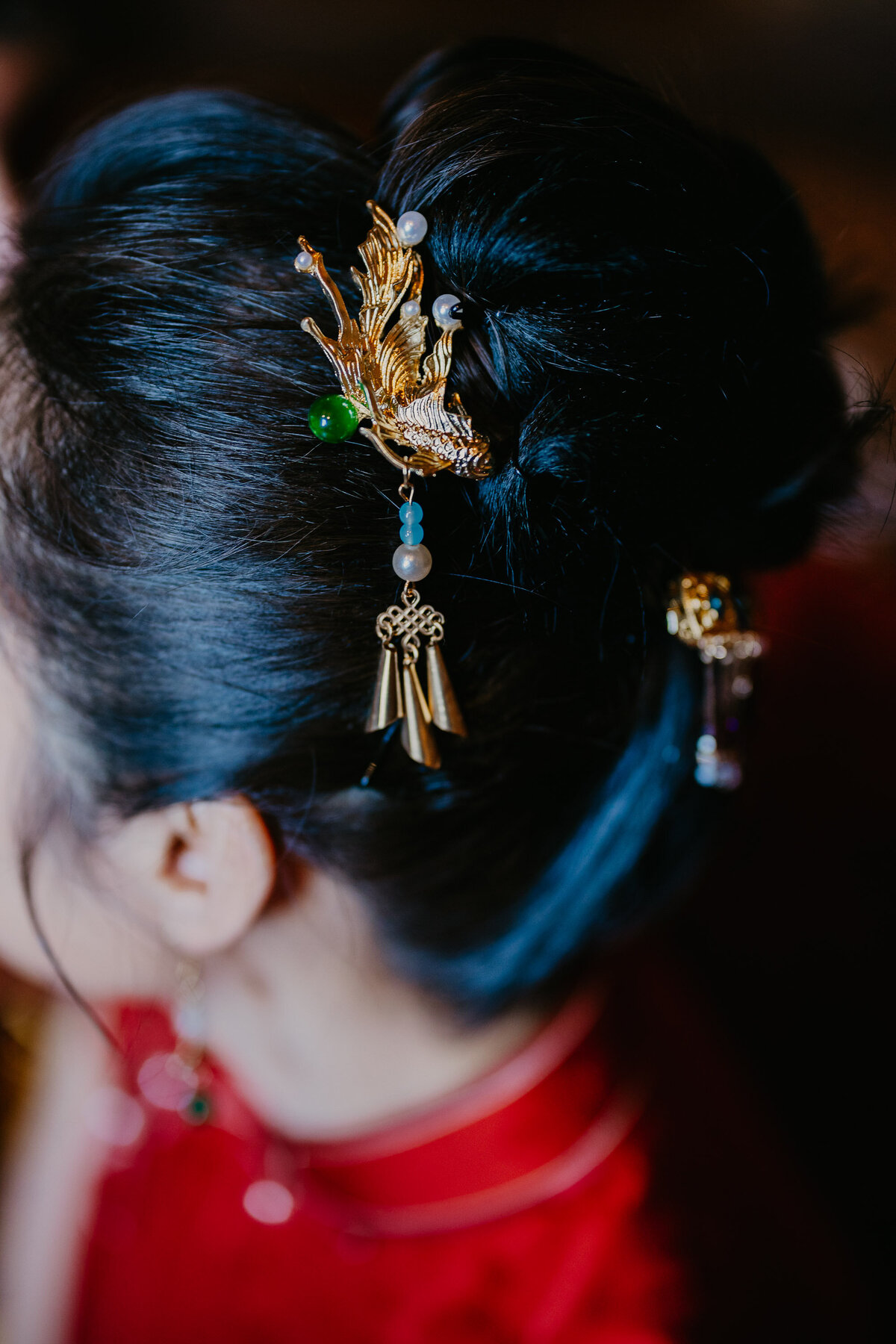 Bride hairstyle with golden traditional Chinese hairpin, wedding photographer Tuscany Villa Pitiana.