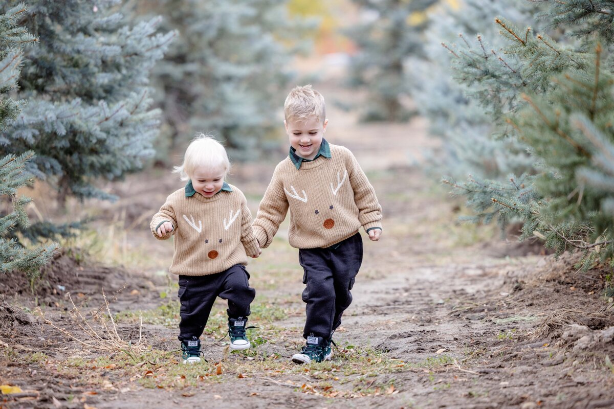 Utah-County-UT-Christmas-Tree-Farm-Mini-Session-Magnolia-and-Grace-Photography-Co-AshbyilyinJ-# (1)-14