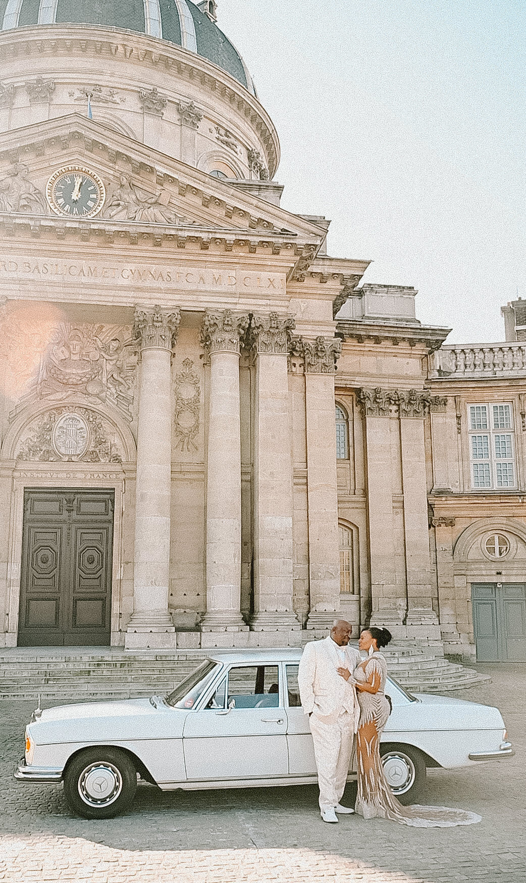 a brie and groom with a vintage car in Paris France