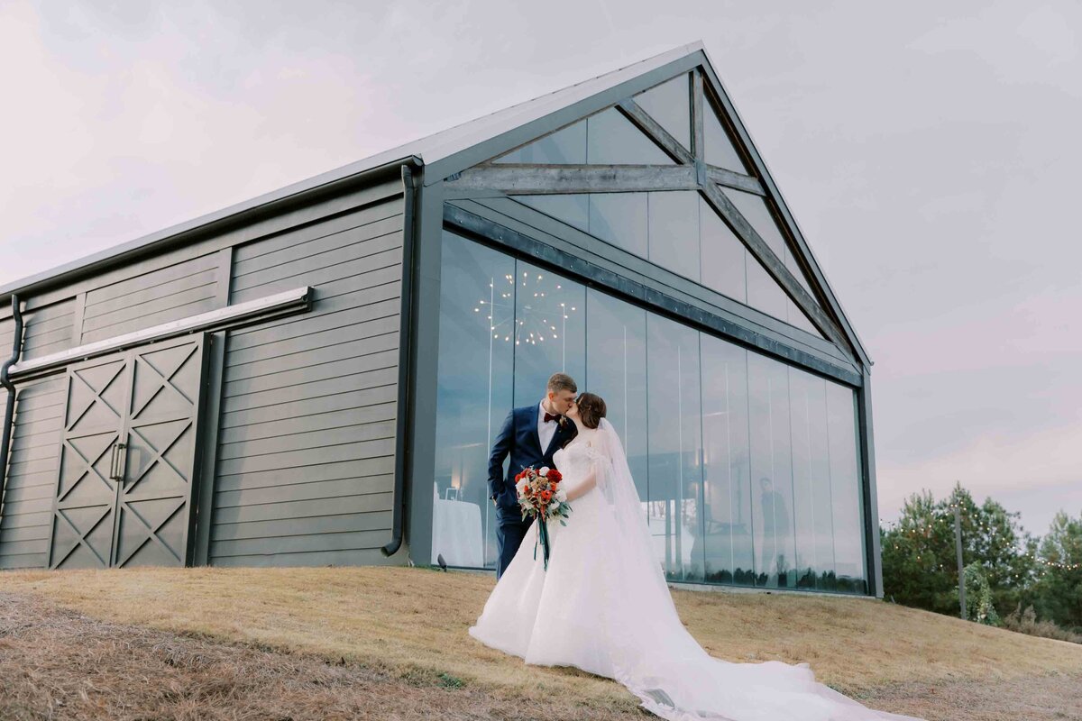 BarnSmithLakeWeddingMadisonMartinPhoto-16