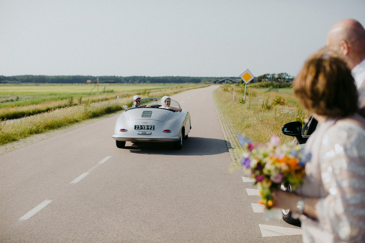 wedding-planner-maarten-janine-trouwen-texel-fotoshoot-auto-vervoer-achtergrond-175jpg_web