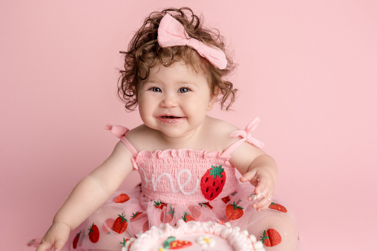 in-home-one-year-milestone-cake-smash-photography-session-Georgetown-KY-photographer-baby-girl-4