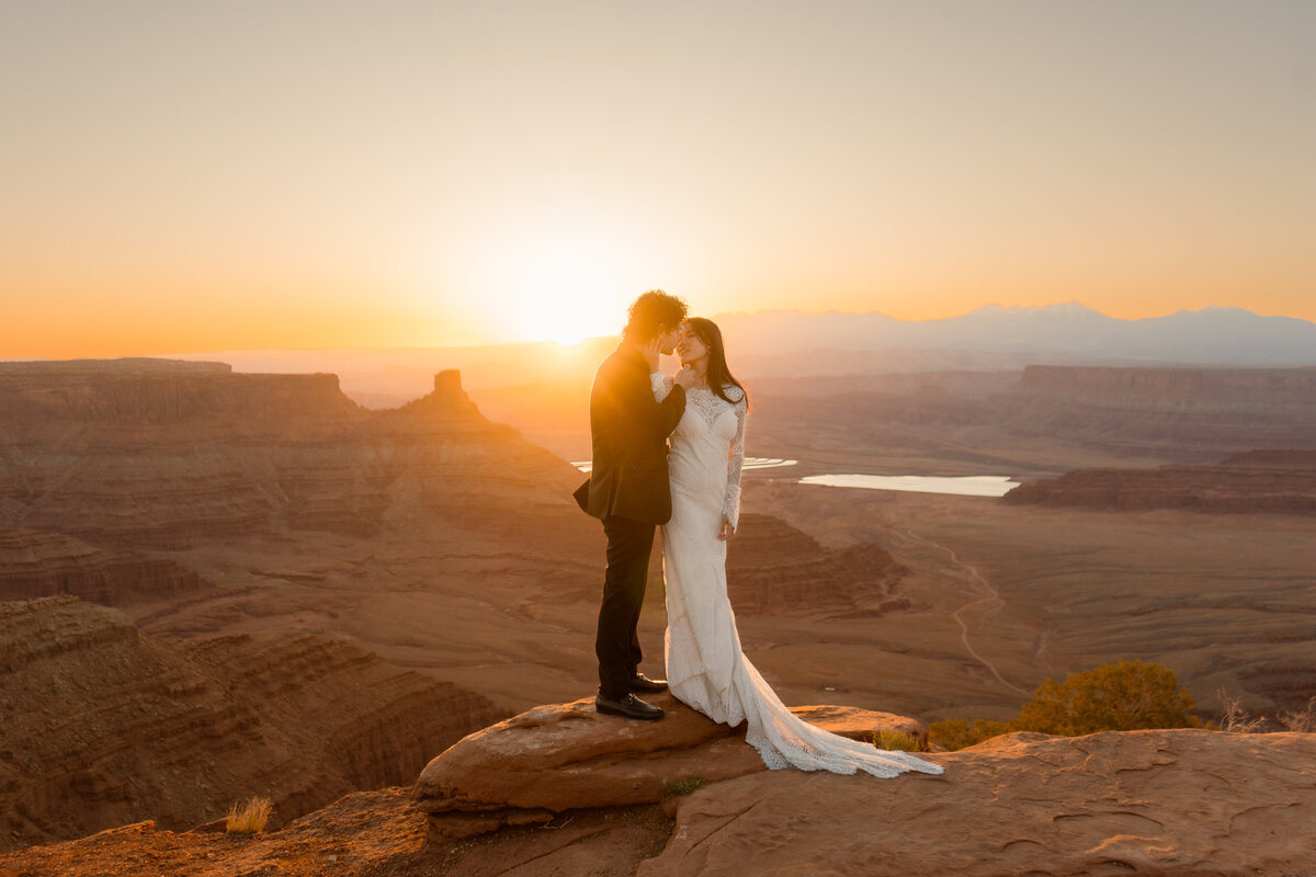 bride-groom-Moab-elopement