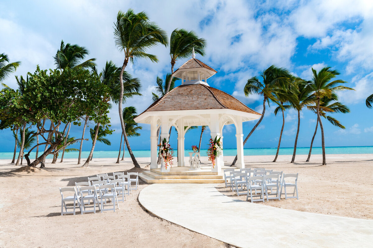 Clean beach wedding ceremony set-up