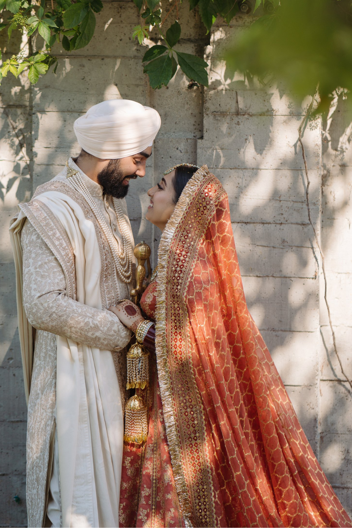 sikh-wedding-outdoor-bride-peach-lehenga-groom-ivory-sherwani-turban