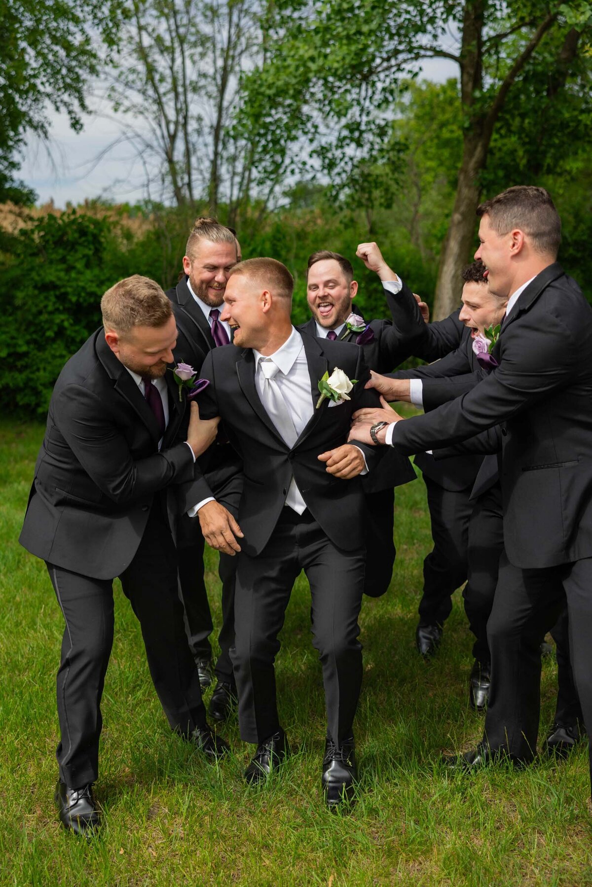 groom-groomsman-candid-wedding