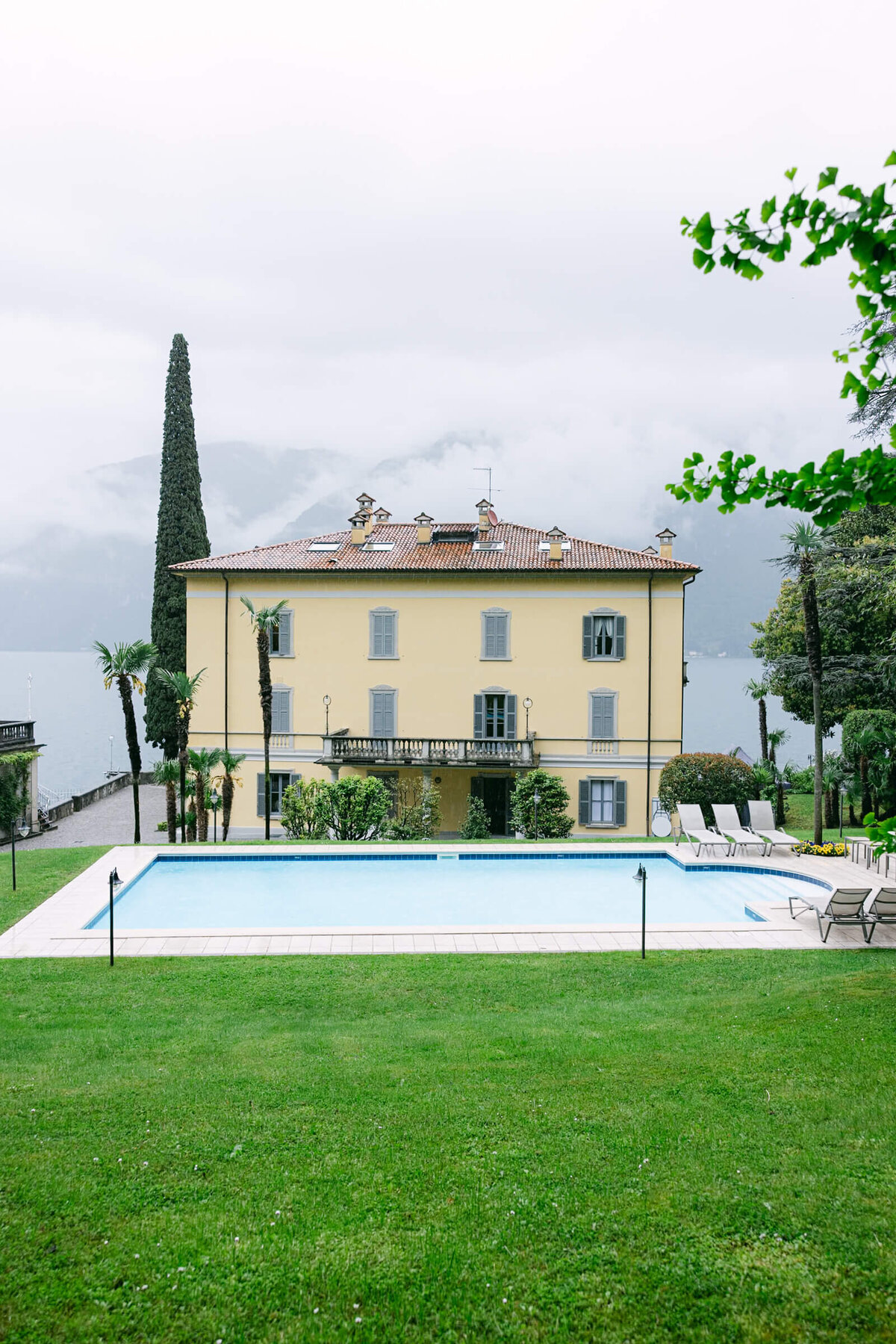 A wedding day photo of the wedding venue Villa Aura del Lago on Lake Como in Italy