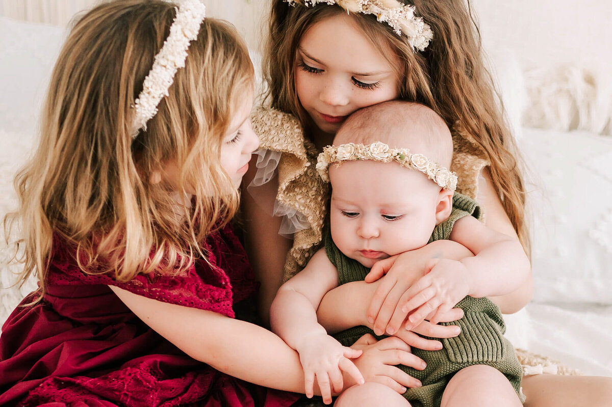 Branson MO family photographer The XO Photography captures daughter hugging