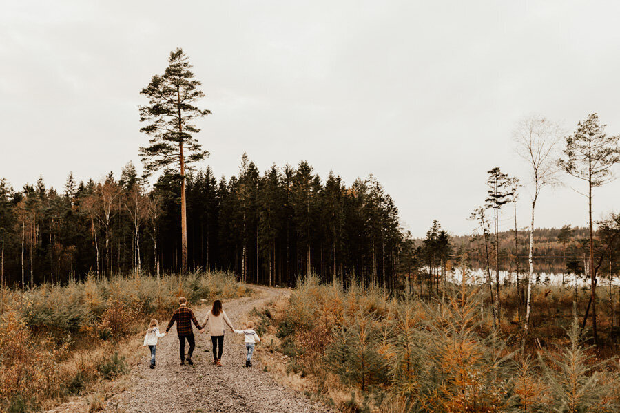 linnsej-photography-familjefotograf-halmstad-familjefotografering-skogen-1