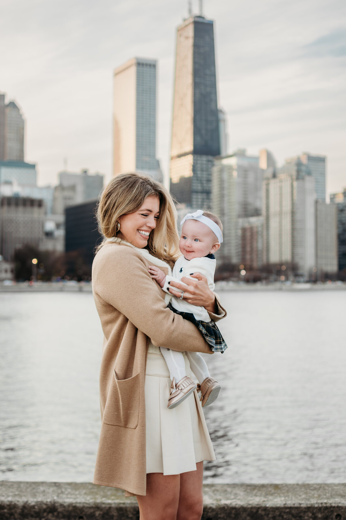 Mom and daughter by Chicago skyline, by Moments by Meli