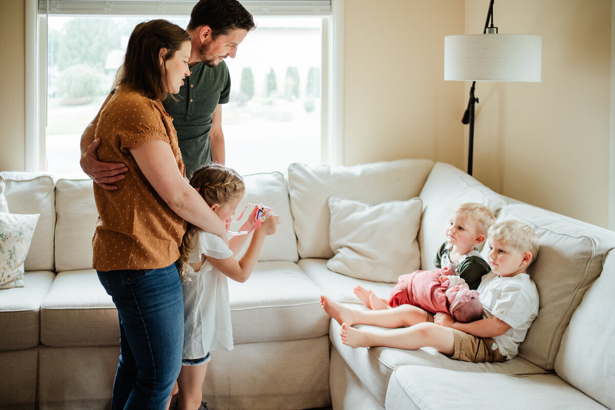 unqiue family newborn photos ideas with siblings