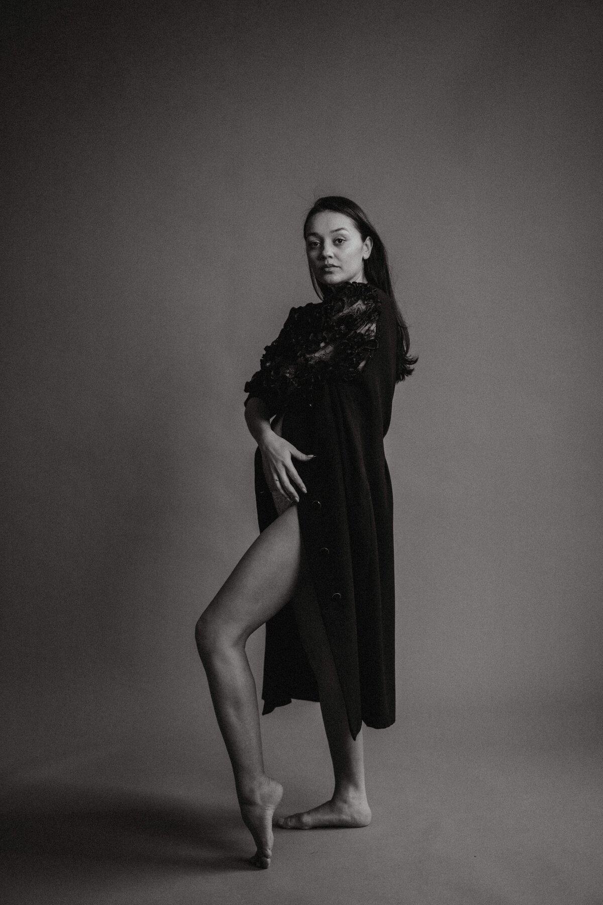renske-meinema-fotografie-nancy-maternity-portrait-black-dress-8