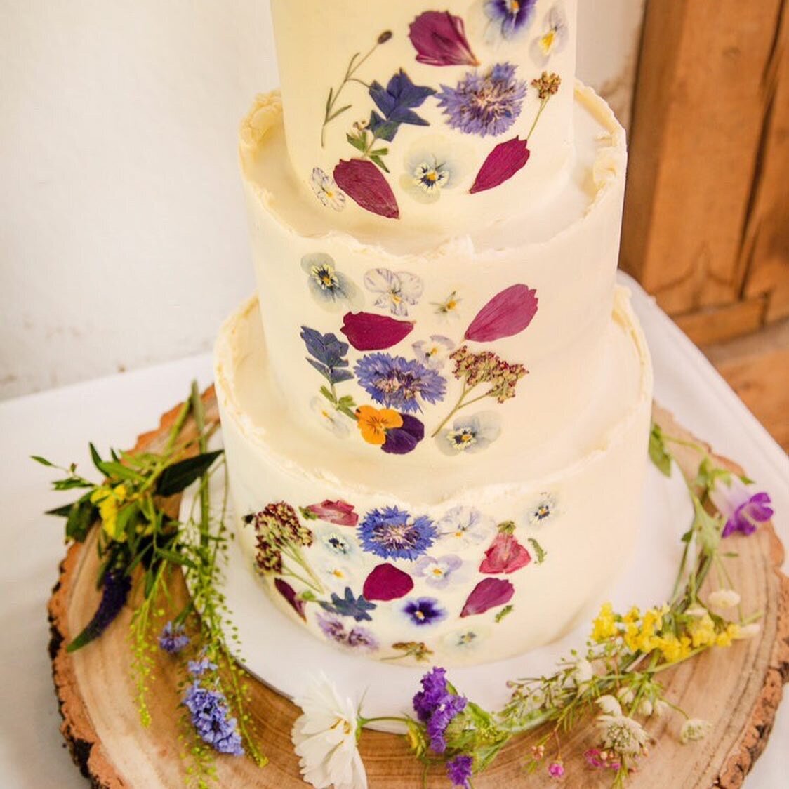 layers-graces-edible-flowers-wedding-cake