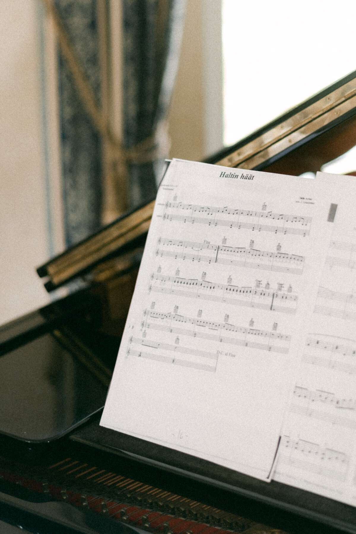 Sheet music on a piano photographed by wedding photographer Hannika Gabrielsson