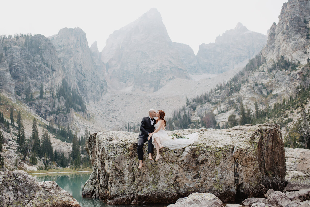 Jackson Hole photographers capture couple kissing on boulder