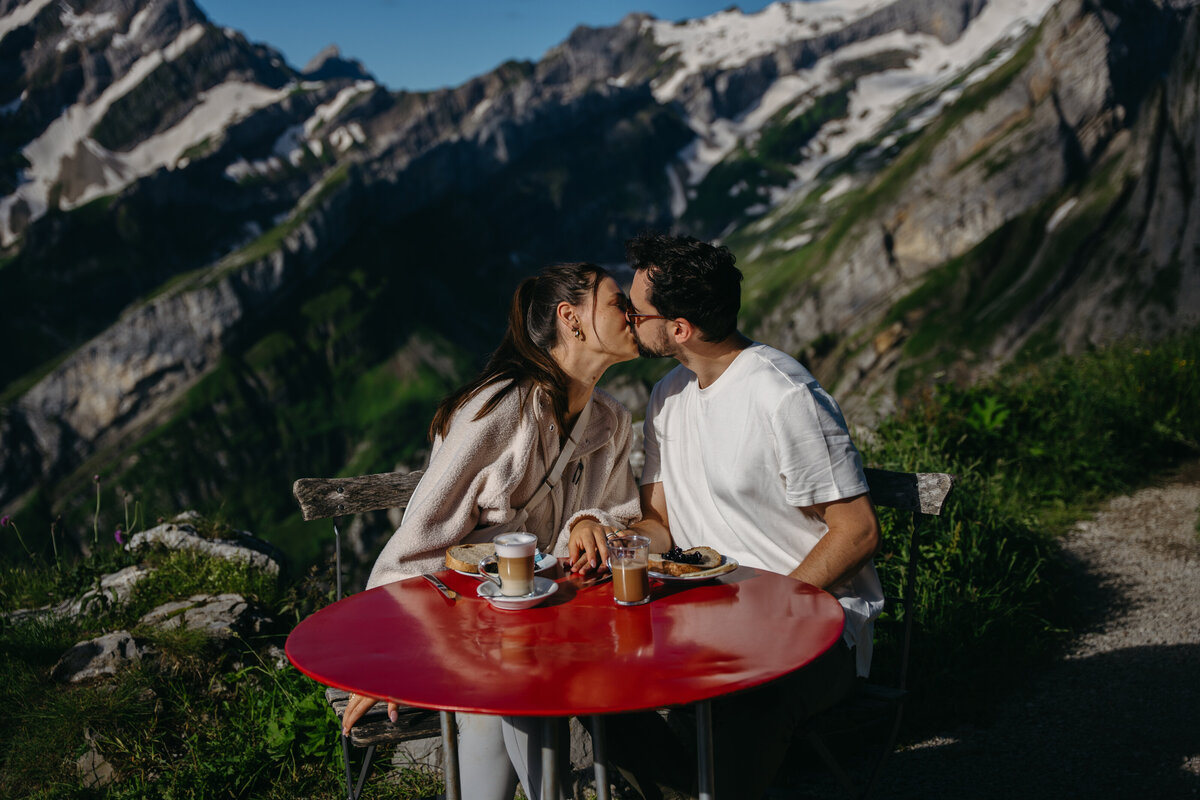 Couple having breakfast at hütte in Appenzell