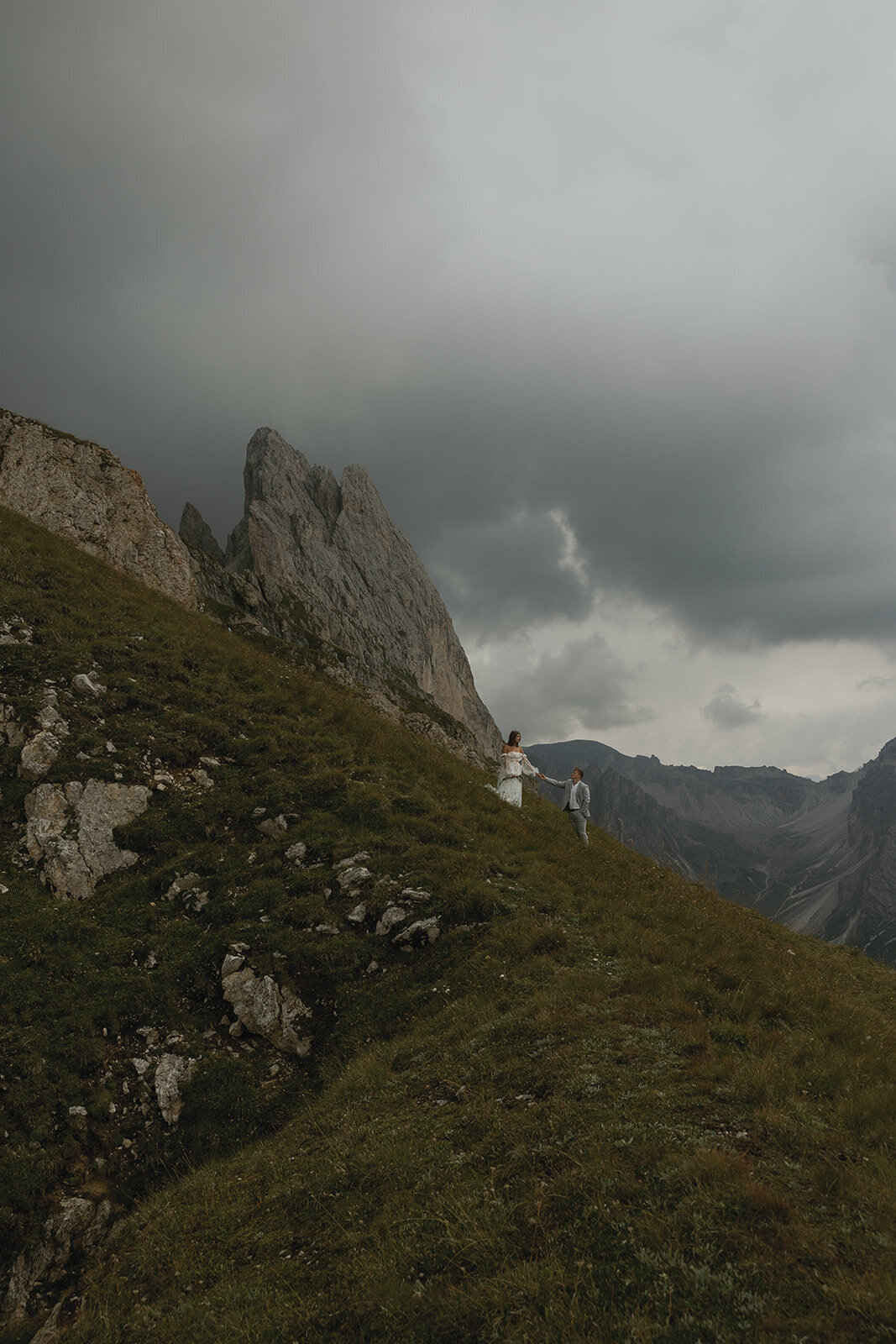 destination-wedding-elopement-photographer-italy-dolomites-seceda-documentary-tanya-davids-photo-film-142