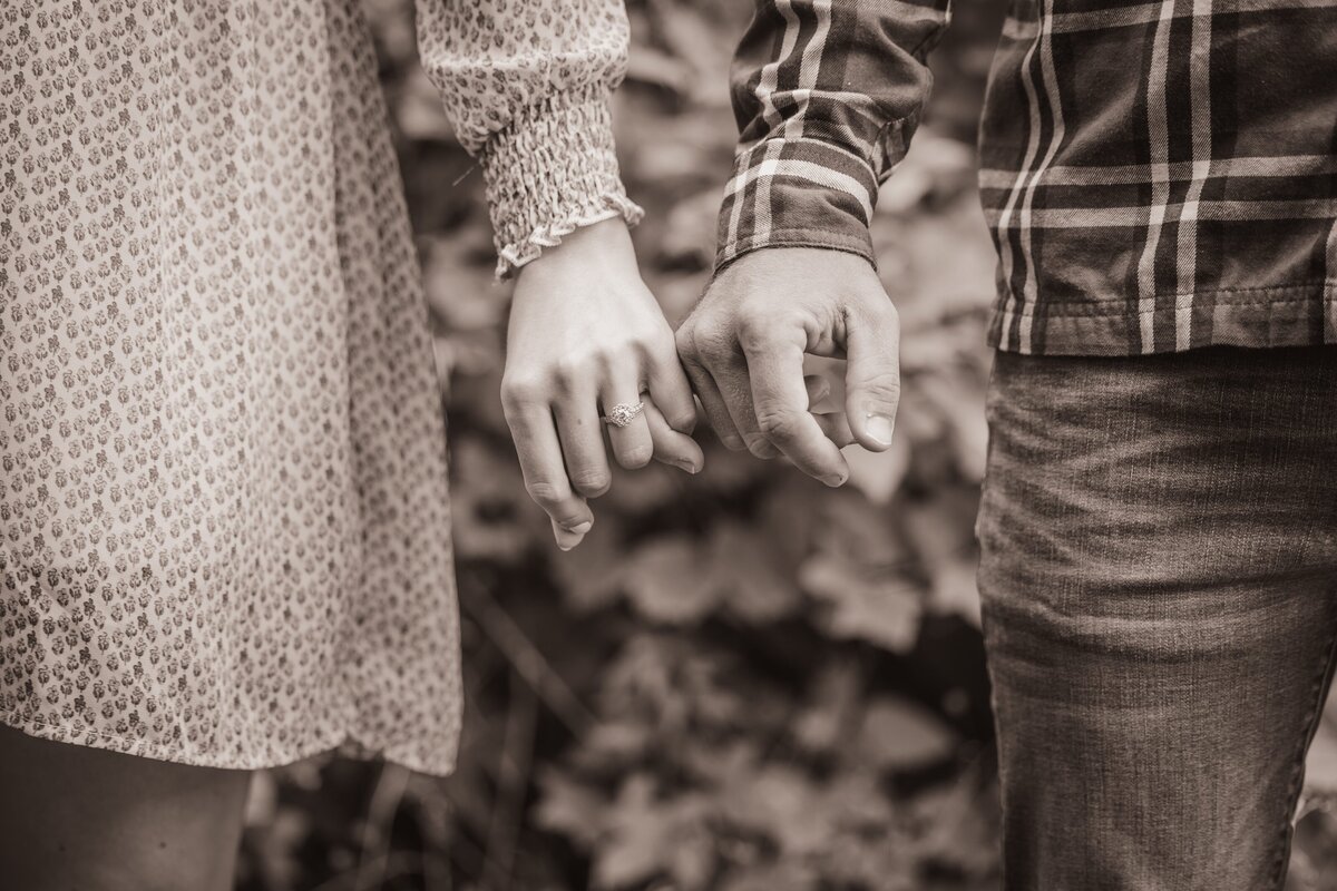 Courtney & Justin Engagement Photo - DVX11005 - BW