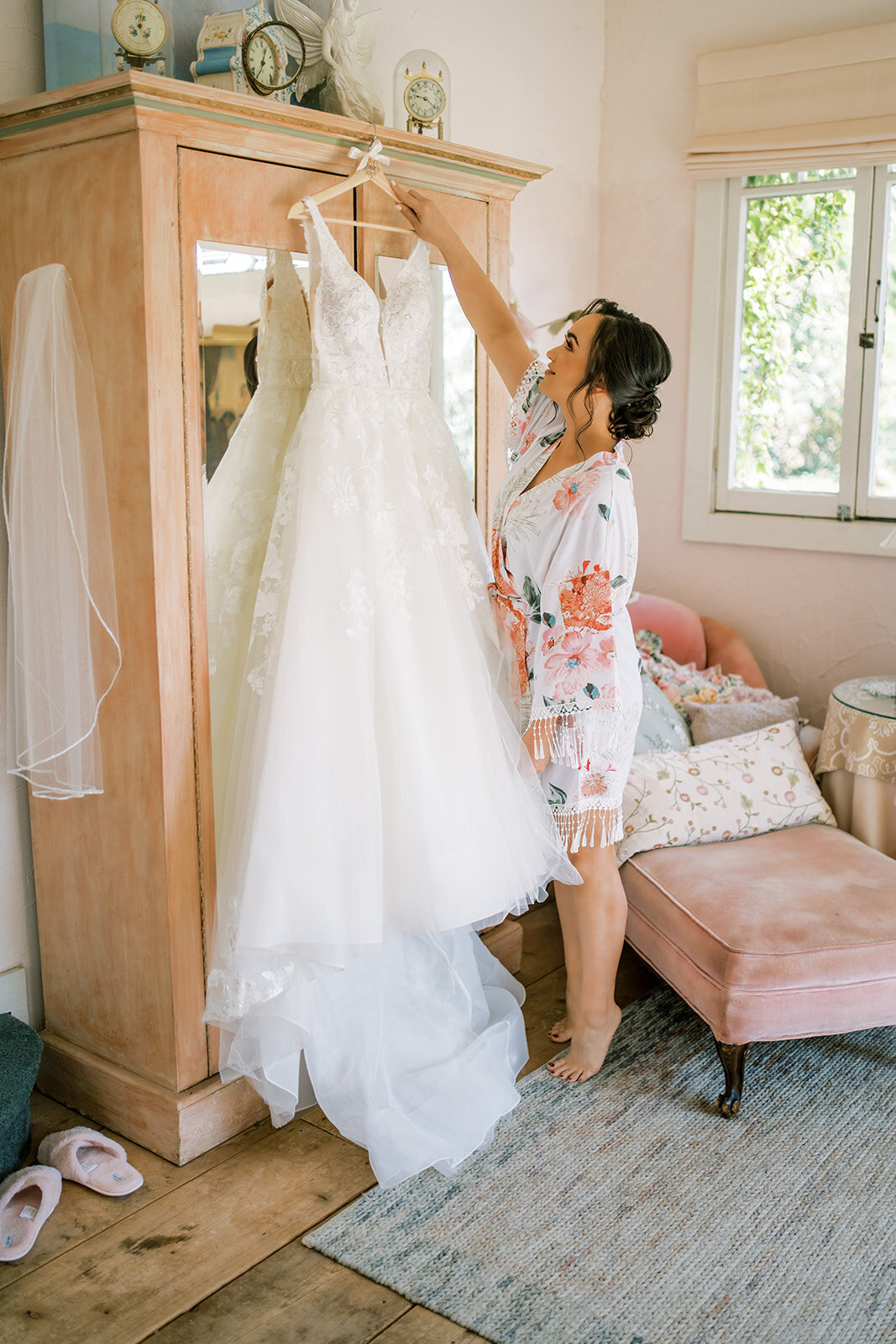 Bride getting ready for her wedding at Union Hill inn in Sonora CA