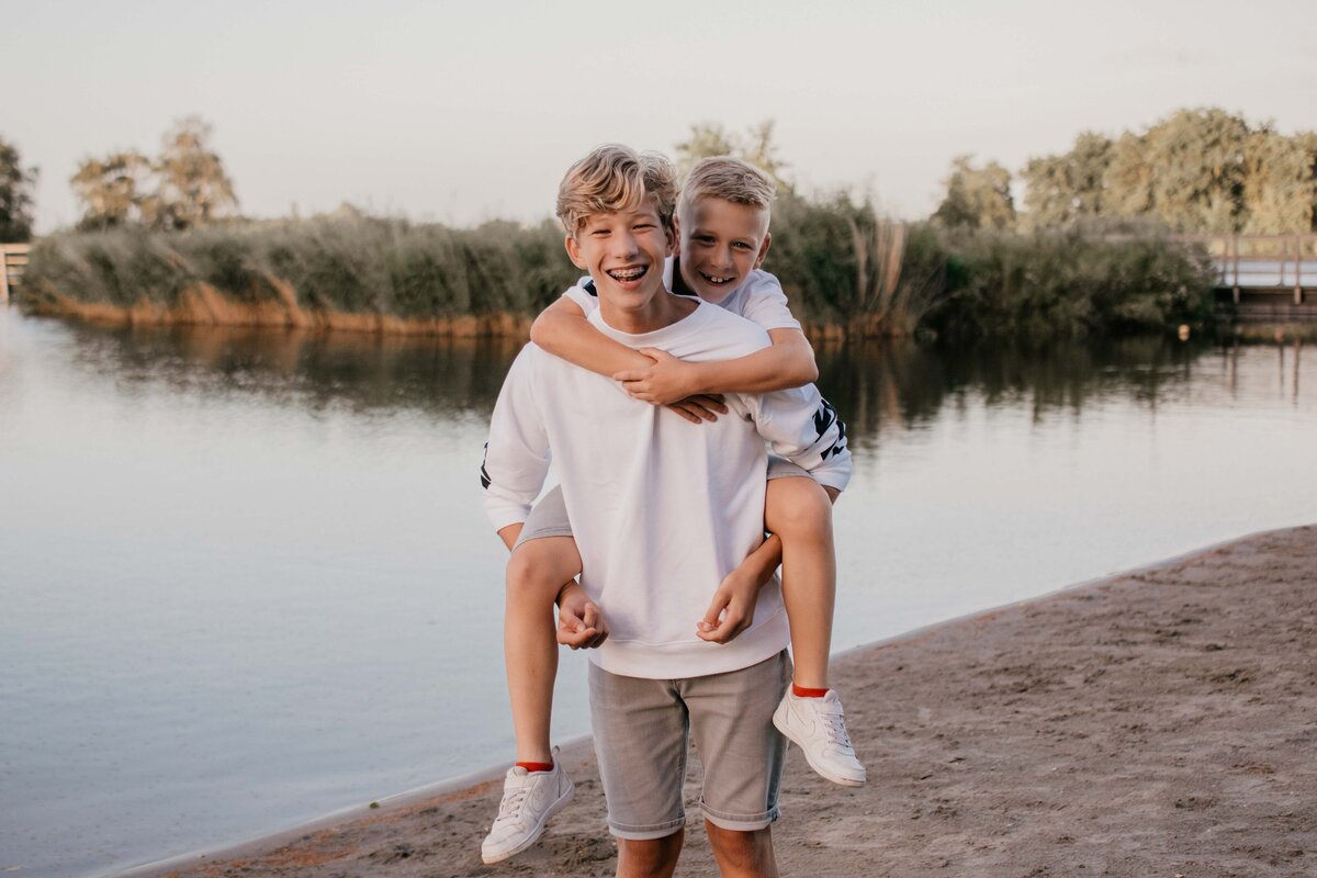 familieshoot-bij-water-golden-hour-emotie-Leukfotografie-2