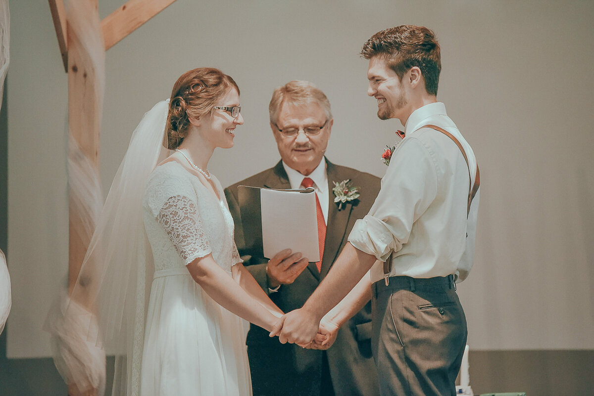 wedding ceremony | Iowa wedding photographer | Iowa Photographer | Playlife | Cedar Rapids | Iowa City | Kalona | Alaynna Ann Schwartz-73
