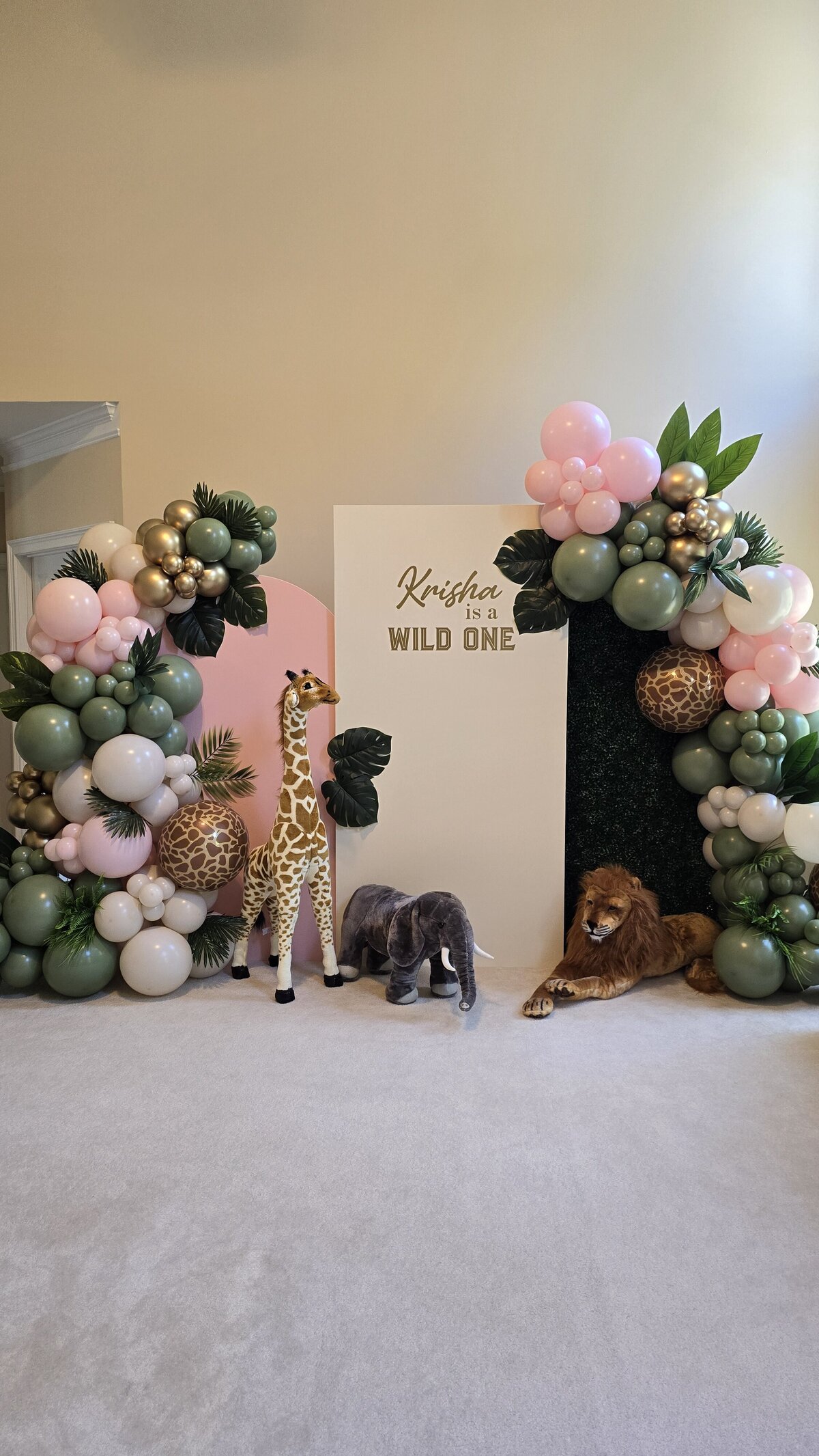 Air with Flair Decor popular balloon backdrops in Raleigh featuring fun animal and zoo themes, perfect for kids’ birthday parties and playful event rentals.