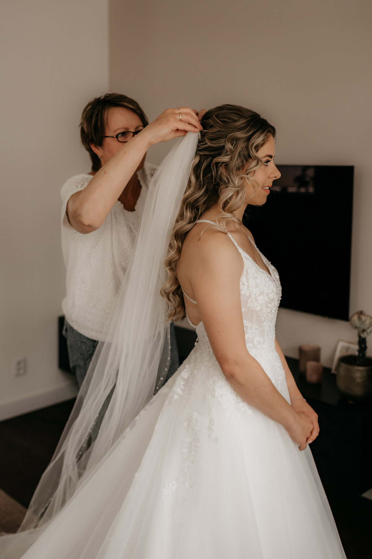 Pure Liefde Fotografie - Jesse & Lotte - Getting ready Lotte-27