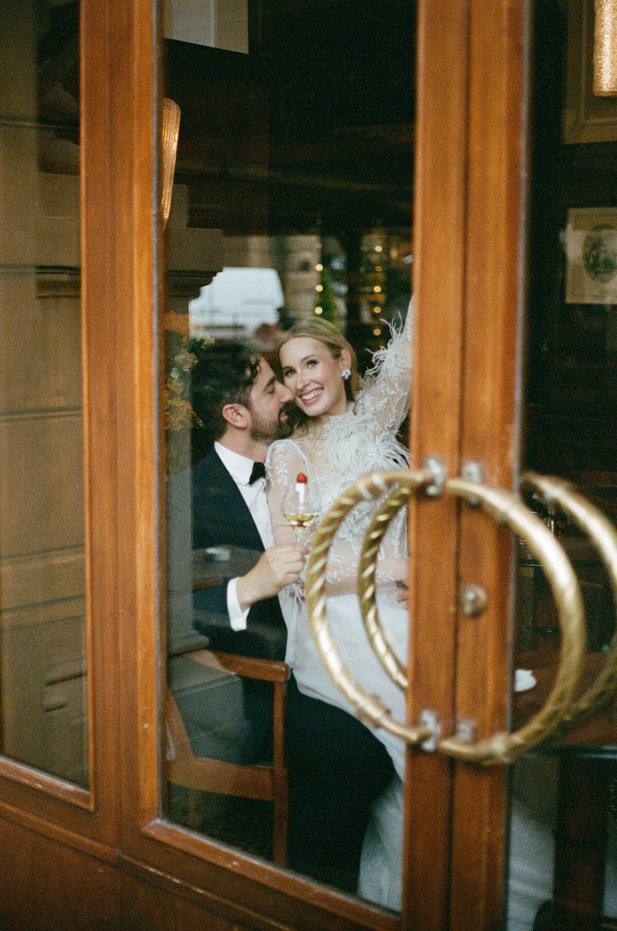 Portrait du couple lors de leur mariage à Florence, Italie, capturant la romance et la beauté de ce lieu emblématique.