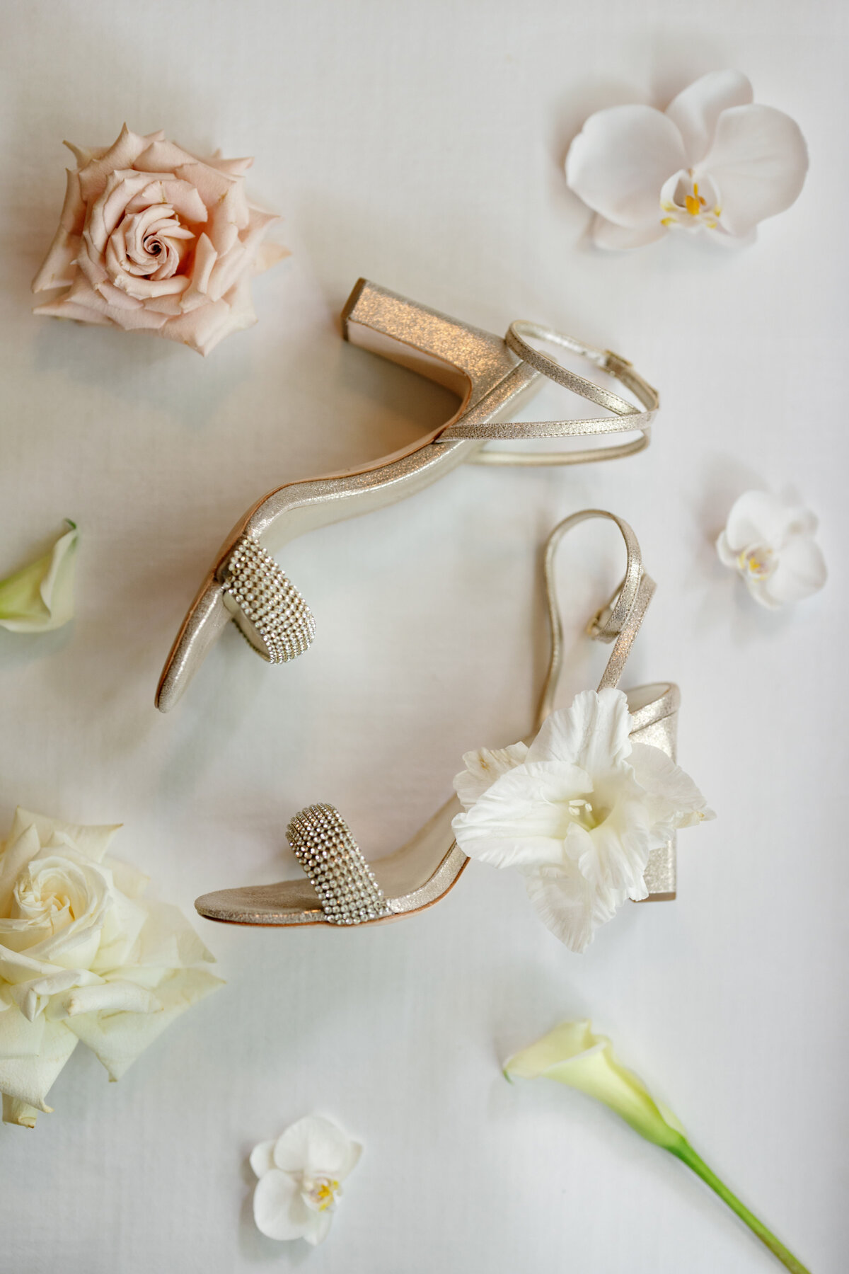 Aspen-Avenue-Chicago-Wedding-Photographer-Chicago-Athletic-Association-Simplicitee-XO-Design-Co-St-Mary-of-the-Angels-Church-Anomalie-Beauty-Timeless-Vogue-17