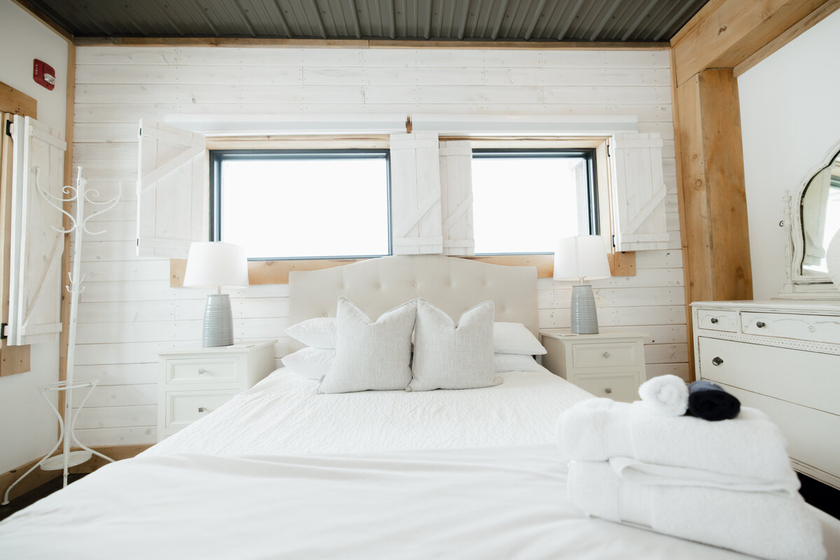 Bear-Ridge-Destination-barndo-suites-rosie-photo-video-71