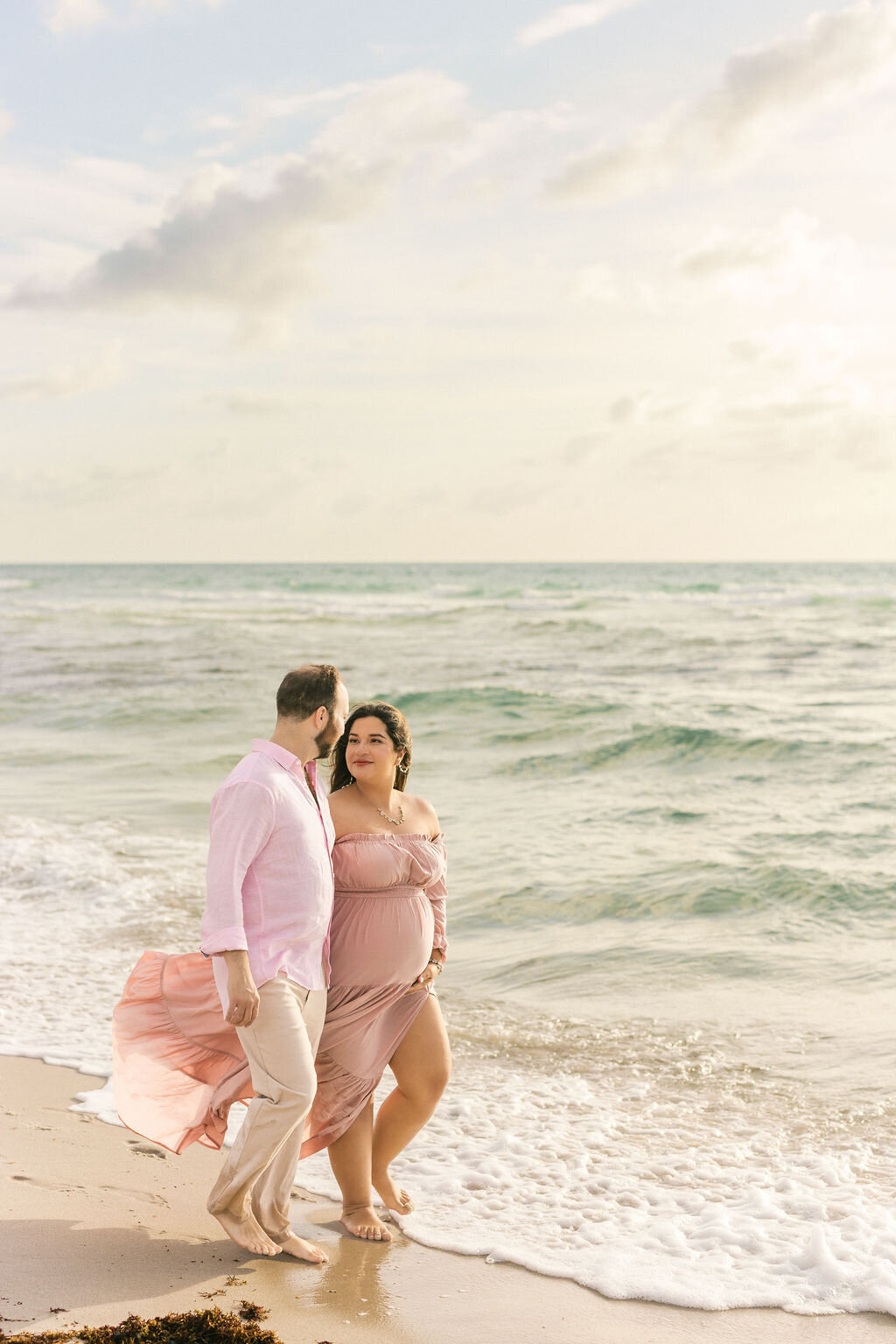 maternity-couple-miami-beach-pink-dress