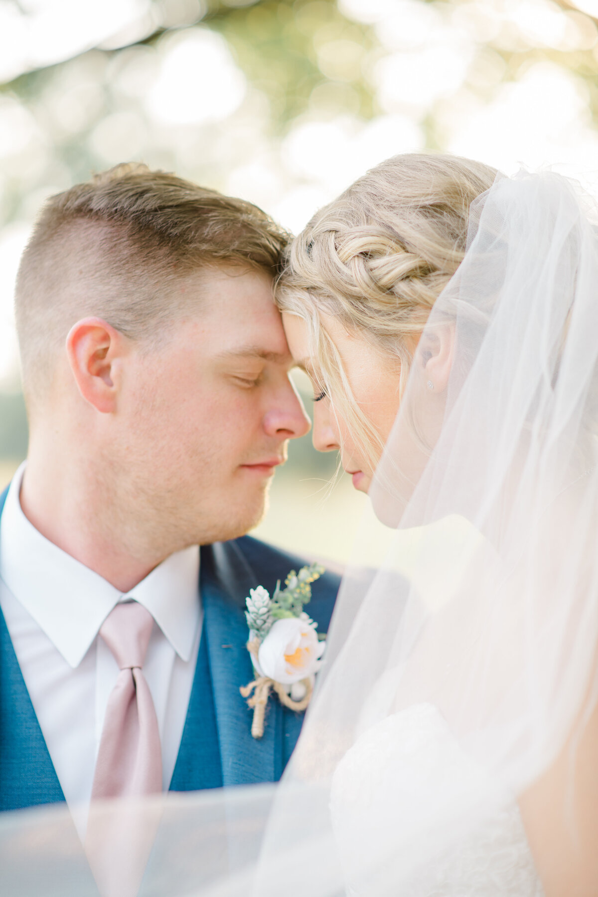 romantic-williamsburg-virginia-wedding-couple