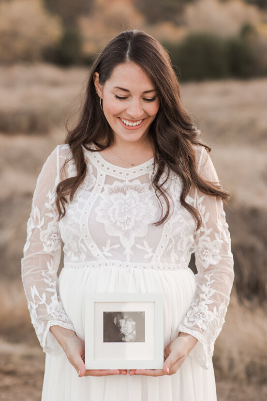 maternity-portrait-with-ultrasound-mission-trails-san-diego