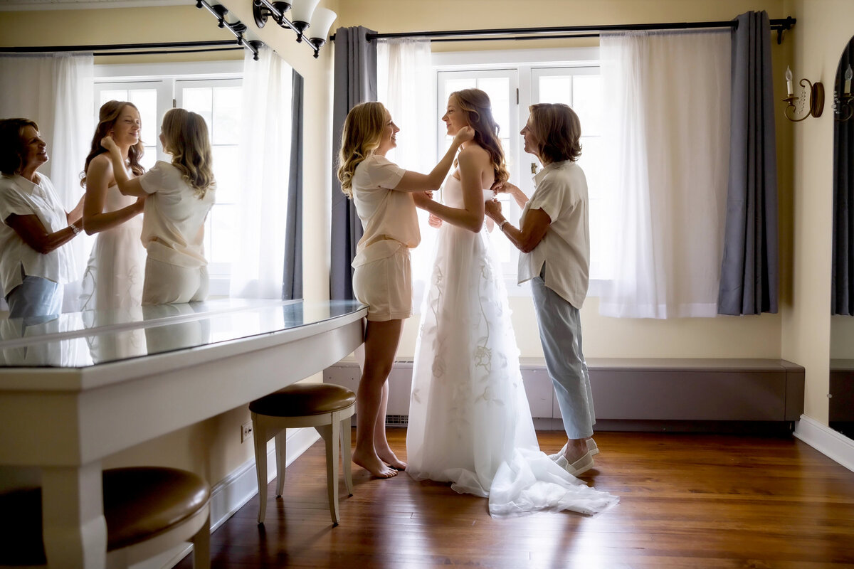 190_gettingready_Bob&DawnDavisPhotography