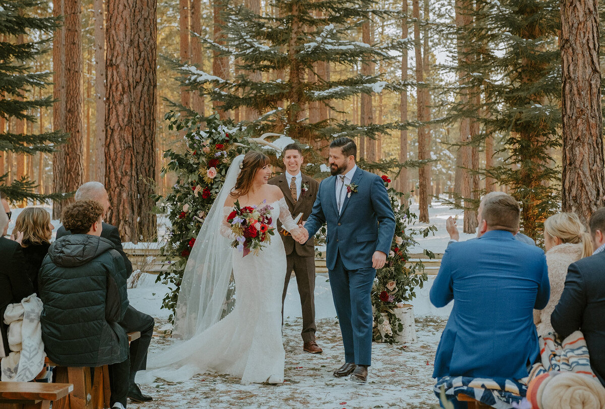 winter-snow-wedding-five-pine-lodge-oregon-venue-february-sun-colorful-western-chic-fur-blankets-candles01929