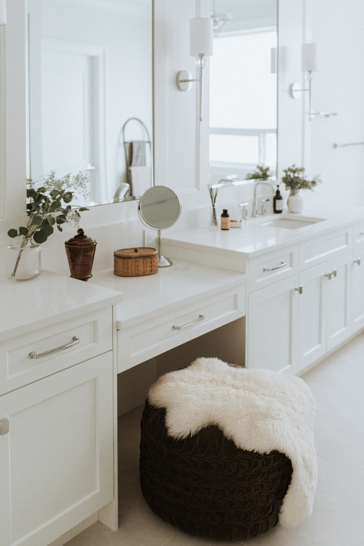 bright-white-bathroom-vanity-makeup-ottoman