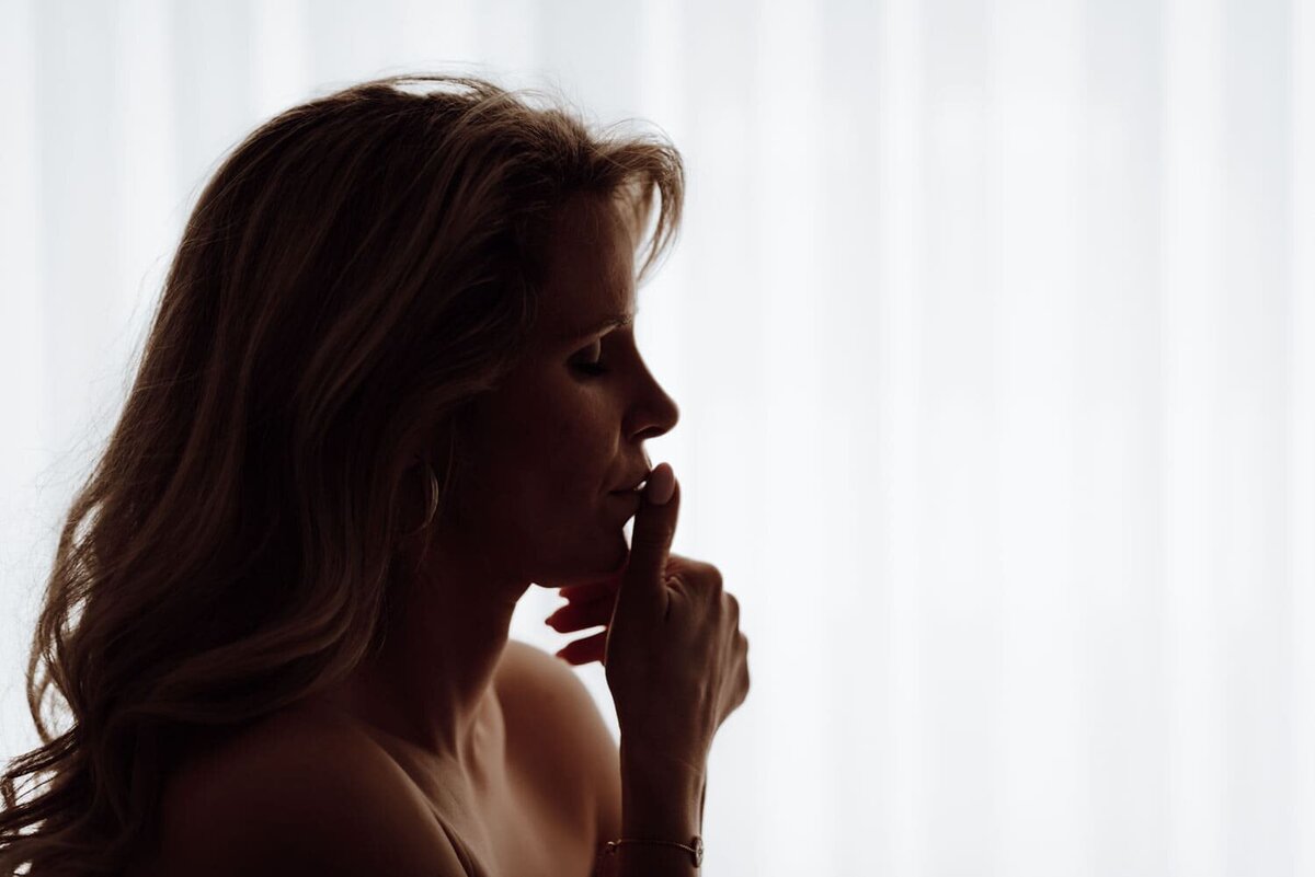 Boudoirbeeld met ontspannen lichaamstaal — herinnering aan wie je bent

