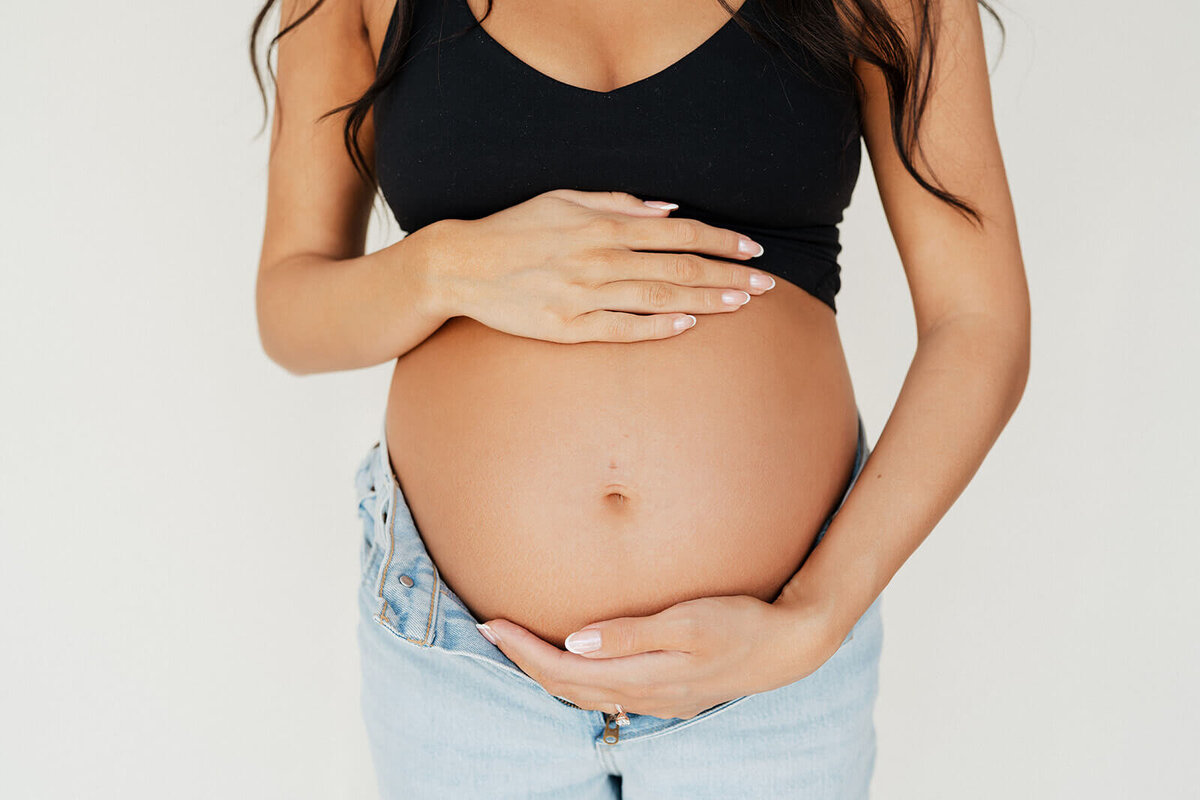 Detailed-shot-maternity-session-in-the-studio