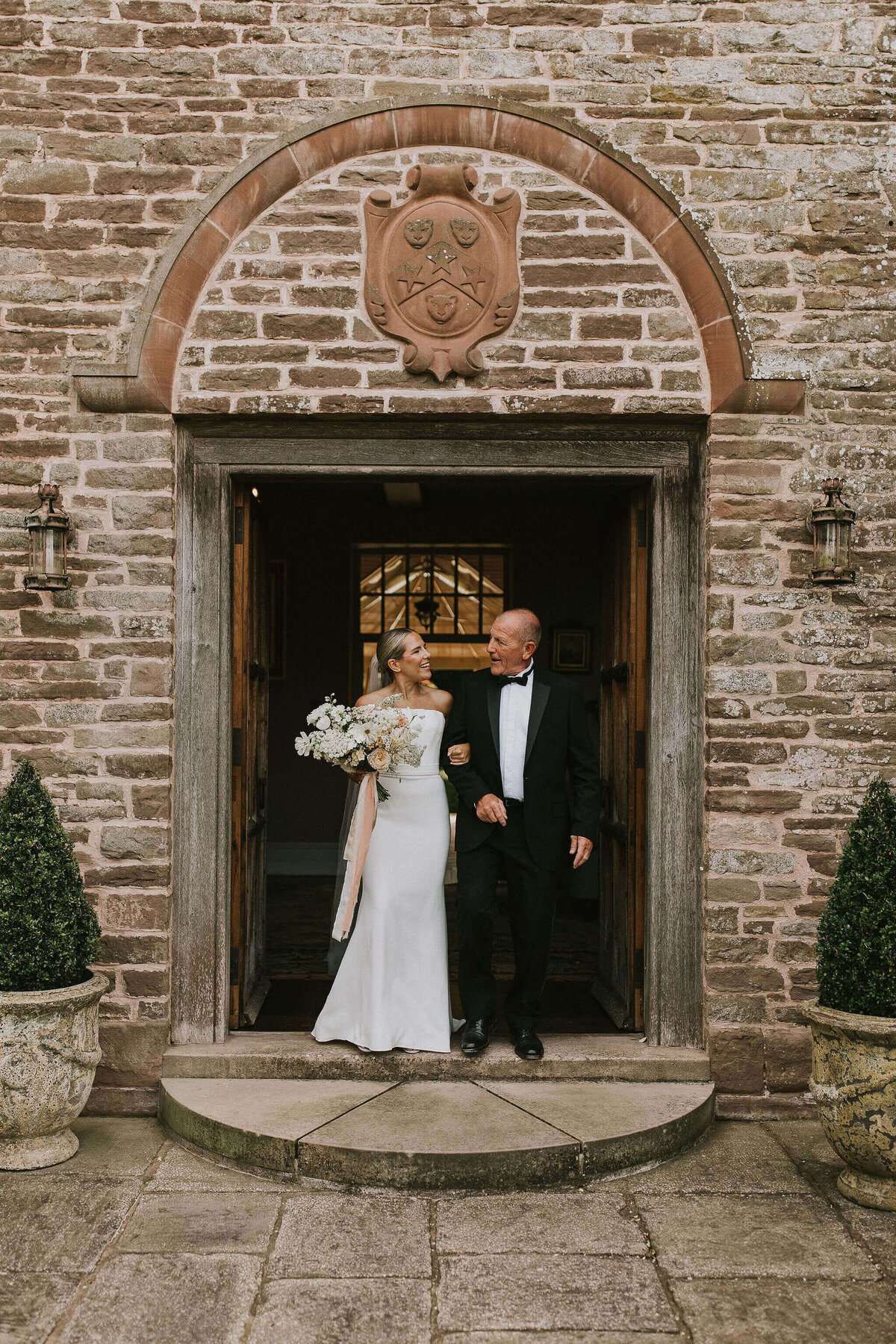Issy-and-Bella-Floral-Design-Wedding-Florist-Herefordshire-Dewsall-Court-N-Z31