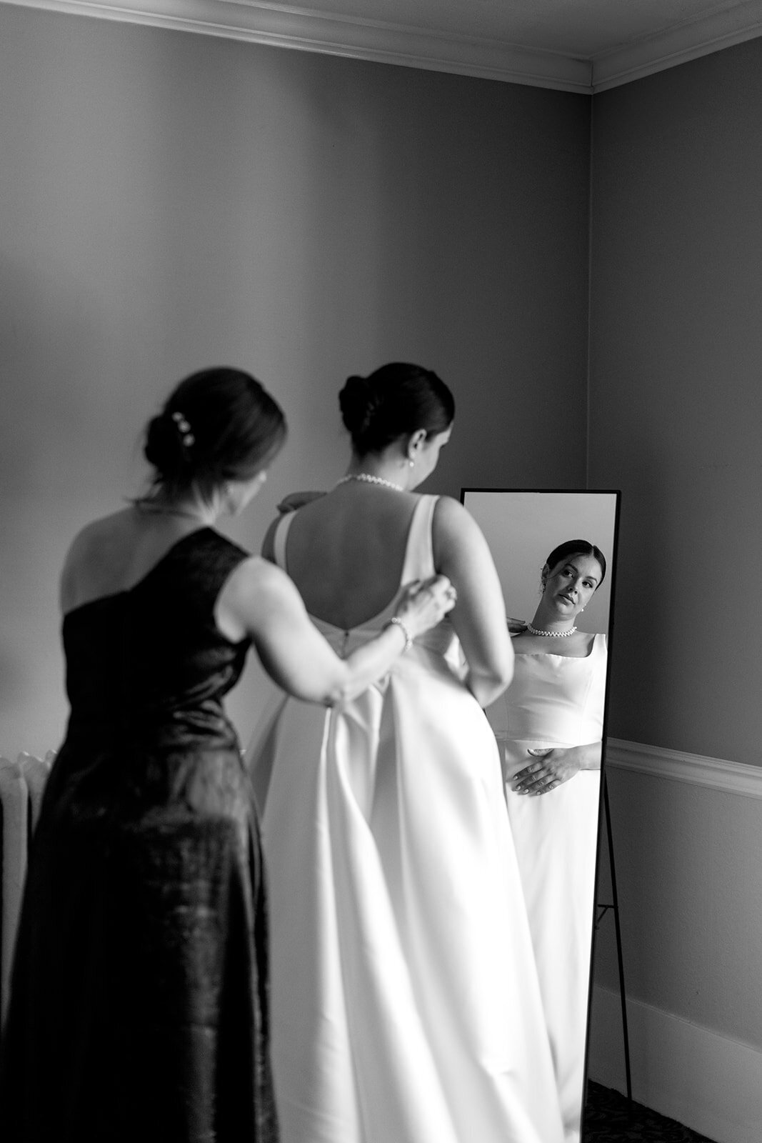 candid-getting-ready-mom-moment-hart-house-vancouver-thegodards.jpg 