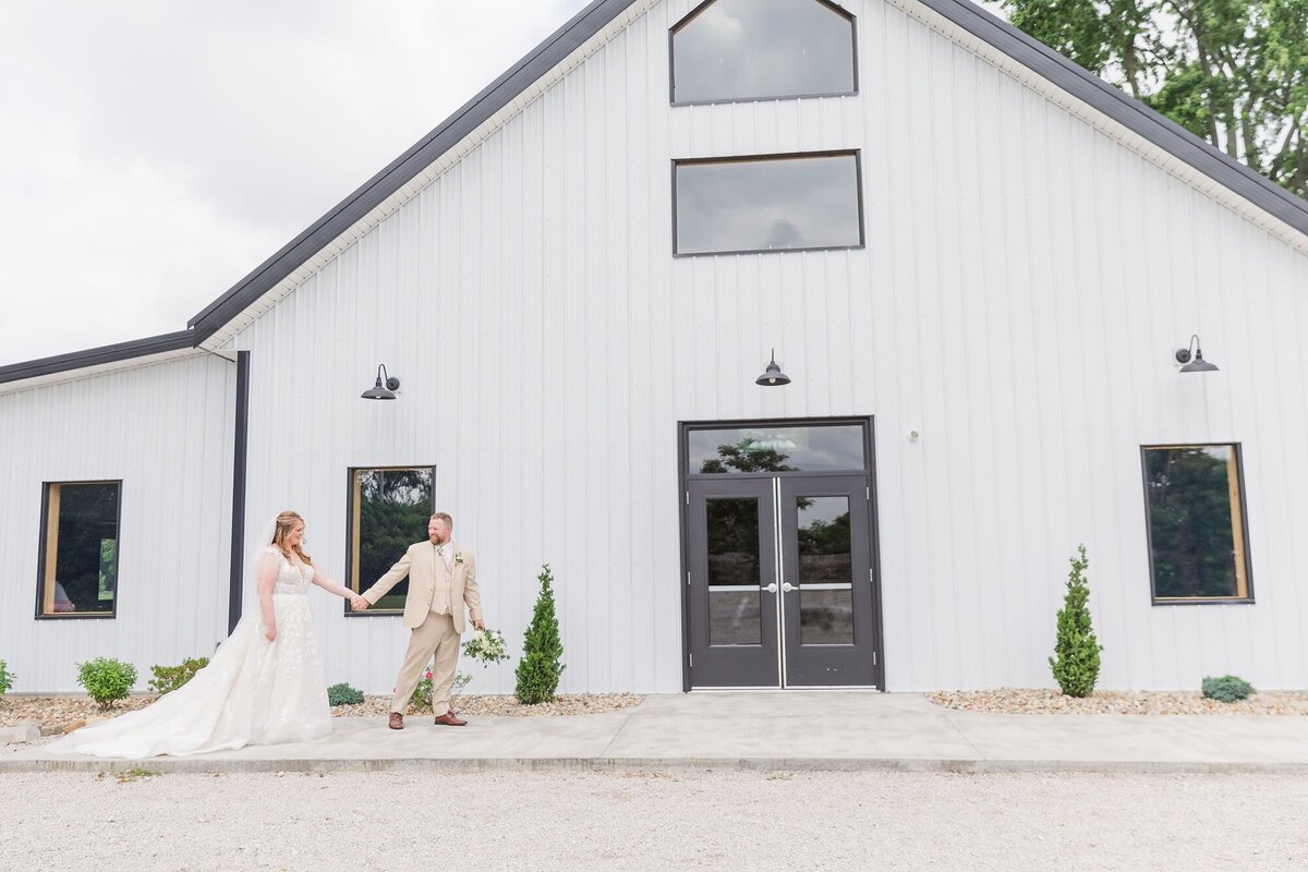 vanpelt-ohio-bride-and-groom-white-building-3